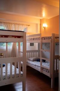 碧瑶The Greens Home & Garden - ENTIRE 3RD FLOOR的带窗户的客房内的两张双层床