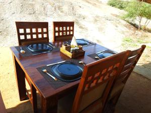 BeraThour Nature Resort - Jawai Leopard Safari Camp的一张木桌,上面有蓝色的板子