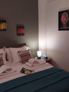 希俄斯ISLAND TIME的一间卧室配有带毛巾的床