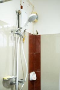 碧瑶The Greens Home & Garden - ENTIRE 3RD FLOOR的带淋浴喷头的浴室