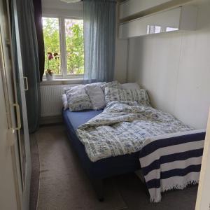 DösjebroLyckans Lodge的卧室配有带枕头的床铺和窗户。