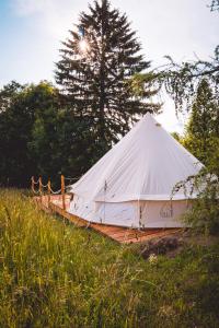 切尔韦纳沃达Glamping U hranic的草场上的白色帐篷