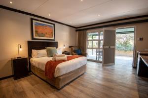 温特和克阿勒布什旅行酒店的一间带大床的卧室和一个阳台