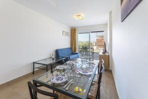 Casas DevesaEsplendor的一间带桌子和蓝色沙发的用餐室