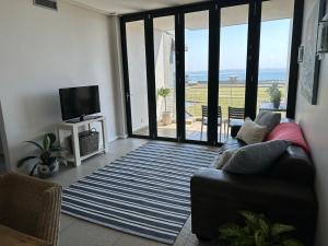 德班Point Beach #Accommodation - Durban Beach & Waterfront Canals EPIC VIEWS的带沙发的客厅,享有海景
