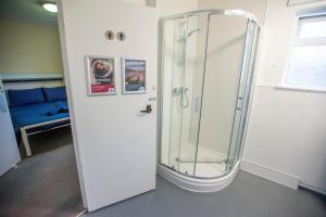 柯克沃尔Kirkwall Youth Hostel的一间房间里带玻璃门的淋浴