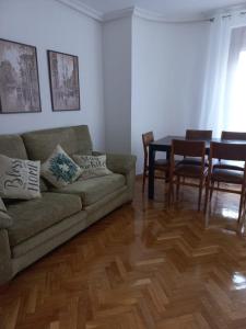 阿维拉CASA ESQUILAS的客厅配有沙发和桌子