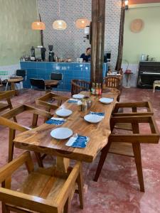 Krua Chehe Resort ครัวเจ๊ะเห รีสอร์ท的一张木桌,房间配有椅子和柜台