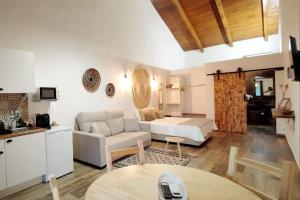 佩拉Monte das Fontainhas的客厅配有沙发和1张床