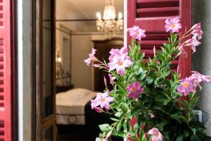 坎特洛麦当娜餐厅酒店的镜子前的花瓶,有粉红色的花朵