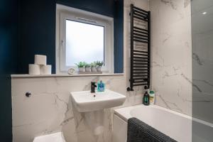 爱丁堡Modern 2BED Apartment-Free Parking的浴室配有盥洗盆、卫生间和浴缸。
