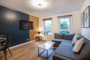 爱丁堡Modern 2BED Apartment-Free Parking的带沙发和电视的客厅
