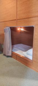 东京新宿卓越酒店的木柜内的一张床铺,门是敞开的
