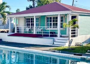 奥拉涅斯塔德Talk of the Town Inn & Suites - St Eustatius的一座房子前面设有游泳池