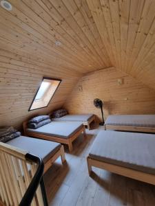 比尔扎伊Sodyba "Kristina"的小木屋内带三张床的客房