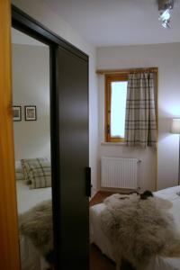 RovereAppartamento Arnolucci的卧室内的镜子,配有两张床和一扇窗户