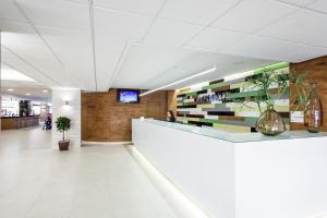 萨洛Hotel Best Oasis Park的墙上有植物的医院的大厅