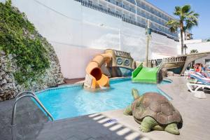 萨洛Hotel Best Oasis Park的一个带海龟和滑梯的游泳池