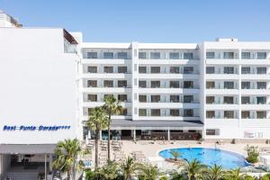 萨洛Hotel Best Punta Dorada的大型白色酒店,设有游泳池和棕榈树