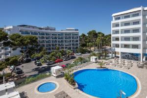萨洛Hotel Best Punta Dorada的享有带椅子的游泳池和大楼的顶部景致