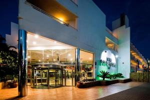 莫哈卡尔热带绿洲最佳酒店的夜间在建筑物前的商店