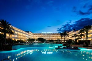 莫哈卡尔热带绿洲最佳酒店的夜间设有游泳池的酒店