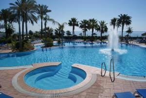 莫哈卡尔热带绿洲最佳酒店的中央设有喷泉的大型游泳池