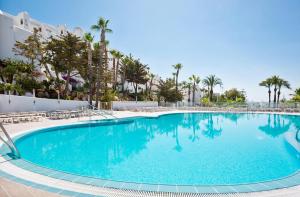 莫哈卡尔普韦布洛英达洛度假俱乐部最佳酒店的棕榈树度假村的游泳池