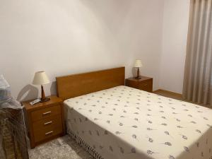 辛方伊什Quinta da Travessa的一间卧室配有一张床和两个带灯的床头柜