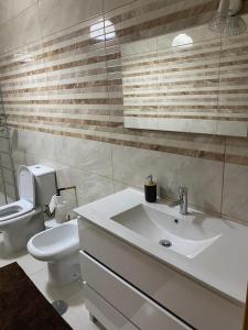 辛方伊什Quinta da Travessa的浴室配有白色水槽和卫生间。