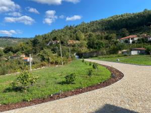 辛方伊什Quinta da Travessa的一条有草地和树木的 ⁇ 曲路