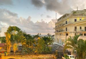 博卡奇卡Calypso Beach Hotel by The Urbn House Santo Domingo Airport的享有带建筑和树木的城市美景