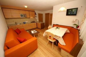 拉瓦莱Miribunghof的客厅配有橙色沙发和桌子