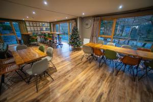 威廉堡格伦尼维斯青年旅舍的餐厅设有木桌和椅子,并拥有圣诞树