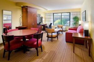伯明翰UAB伯明翰市区万怡酒店的酒店客房配有桌椅
