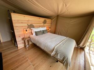 阿尔科巴萨Parque dos Monges的帐篷内一间卧室,配有一张床