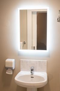 特拉利特瑞联排别墅的浴室设有白色水槽和镜子