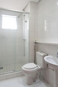 阿雷格里港Apto elegante para casal em POA-RS URB1110的浴室配有卫生间、淋浴和盥洗盆。