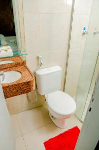 纳塔尔意大利亚海滩酒店的浴室配有卫生间、盥洗盆和淋浴。
