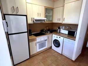 拉哈雷斯Dreamsville Fuerteventura a 5 minutos de Lajares的厨房配有白色冰箱和洗碗机。