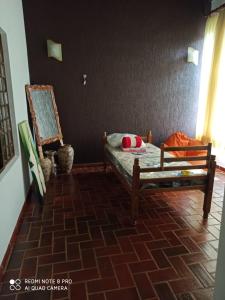 卡斯卡韦尔Chácara ADLUC的一间卧室,卧室内配有一张床和一把椅子