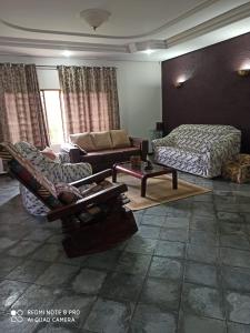 卡斯卡韦尔Chácara ADLUC的客厅配有沙发和1张床
