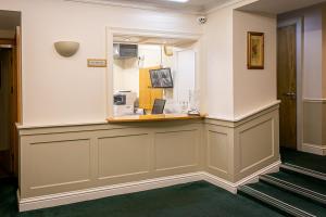 特拉利特瑞联排别墅的一间设有镜子的柜台的等候室