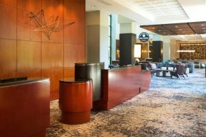罗宾逊镇万豪酒店匹兹堡机场店的大堂设有带桌椅的等候区