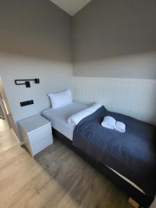 教堂城Landbrot Guesthouse的一间卧室配有一张带两个白色枕头的床