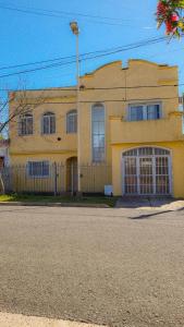 巴拉那La Casona的前面有一条街道的黄色建筑