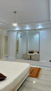 Le KramDar Al Yaqout的一间带大镜子和床的卧室