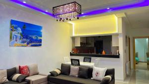 Le KramDar Al Yaqout的带沙发和吊灯的客厅