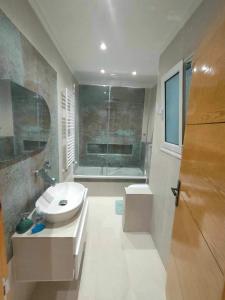 Le KramDar Al Yaqout的浴室配有盥洗盆和浴缸。