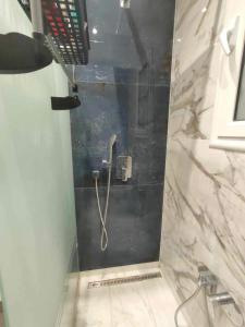 Le KramDar Al Yaqout的浴室内带软管的淋浴